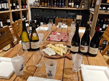 Envie d'une dégustation privée, entre amis, en famille ou entre collègues ? 🍷🤗

Si vous êtes minimum 8 personnes, vous pouvez nous solliciter pour une soirée...