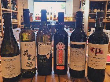 Tour du Monde 🌍🍷
🇦🇹 🇪🇦 🇬🇪 🇲🇦 🇺🇸 🇨🇱

On voyage ce soir pour le Cours d'Oenologie, dégustation de Vins du Monde. 

Dépaysement assuré.. Préparez vos valises !...
