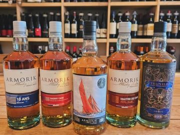 Du nouveau côté des spiritueux.. 🥃🌍 
De belles idées cadeaux peut-être pour la Fête des Pères ou un anniversaire.

▪️L'édition limitée de la maison...
